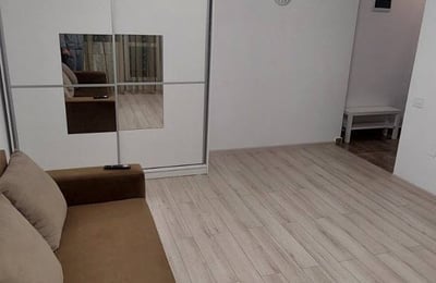 Alquiler de un apartamento amueblado de tres habitaciones con aire acondicionado, Sector 6, Bucarest, Rumanía