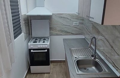 Alquiler de un apartamento amueblado de tres habitaciones con aire acondicionado, Sector 6, Bucarest, Rumanía