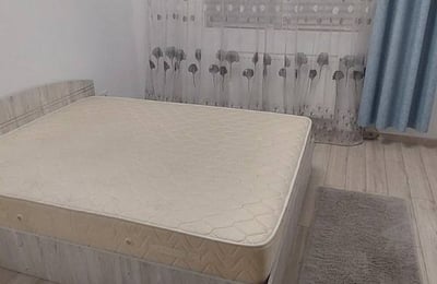 Alquiler de un apartamento amueblado de tres habitaciones con aire acondicionado, Sector 6, Bucarest, Rumanía