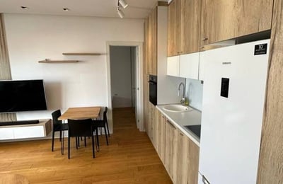 Location d’un appartement de trois pièces de 57 m² dans un immeuble neuf et moderne en centre-ville, Belgrade, Serbie