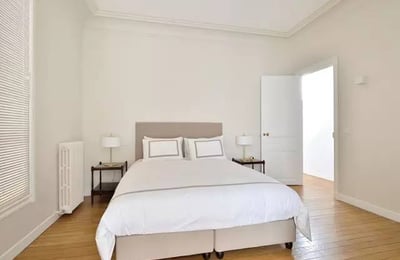 Rent of a furnished apartment, 195 m², with Eiffel Tower view, Paris 16th arrondissement, France