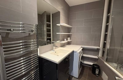 Alquiler de apartamento de tres habitaciones con vista a la Torre Eiffel, 72 m², París, Francia