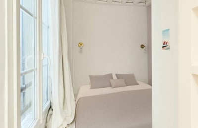 Rent of a bright two-room apartment, 34 m², Paris, France