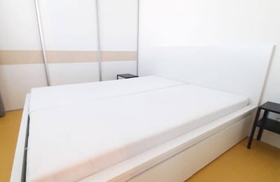 Miete einer möblierten Zweizimmerwohnung mit Balkon, 34 m², Bratislava, Slowakei