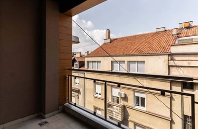 Аренда просторной трёхкомнатной квартиры в новом доме, 91 м², Врачар, Белград, Сербия