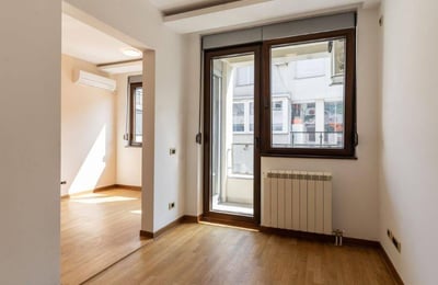 Аренда просторной трёхкомнатной квартиры в новом доме, 91 м², Врачар, Белград, Сербия