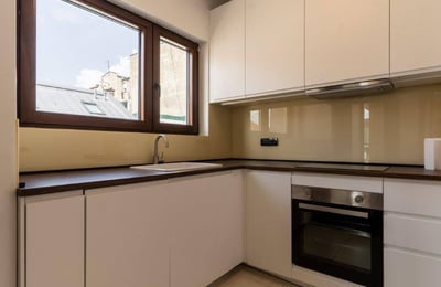 Аренда просторной трёхкомнатной квартиры в новом доме, 91 м², Врачар, Белград, Сербия