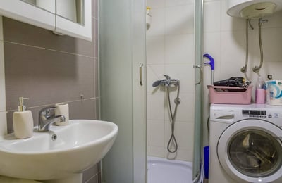 Alquiler de apartamento amplio de dos habitaciones cerca del centro de la ciudad, 67 m², Belgrado, Serbia