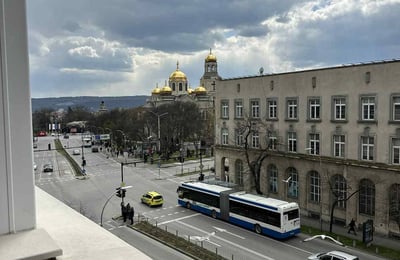 Rent of a luxury 4-room apartment with designer renovation in the city center, 107 m², Varna, Bulgaria