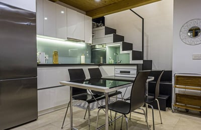 Аренда меблированной двухэтажной трёхкомнатной квартиры, 80 м², район Дединье, Белград, Сербия