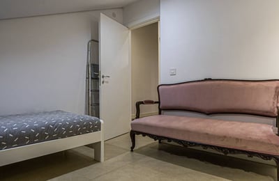 Аренда меблированной двухэтажной трёхкомнатной квартиры, 80 м², район Дединье, Белград, Сербия