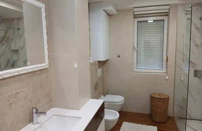 Alquiler de apartamento amplio de cuatro habitaciones, 105 m², Banovo Brdo, Belgrado, Serbia
