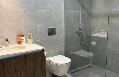 Alquiler de un apartamento moderno de tres habitaciones en un complejo residencial premium, 72 m², Belgrado, Belgrade Waterfront, Serbia