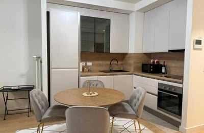 Alquiler de un apartamento moderno de tres habitaciones en un complejo residencial premium, 72 m², Belgrado, Belgrade Waterfront, Serbia