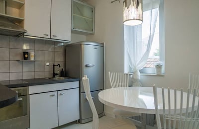 Alquiler de un apartamento luminoso de tres habitaciones cerca de una zona verde, 70 m², Belgrado, Voždovac, Serbia