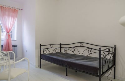 Alquiler de un apartamento luminoso de tres habitaciones cerca de una zona verde, 70 m², Belgrado, Voždovac, Serbia