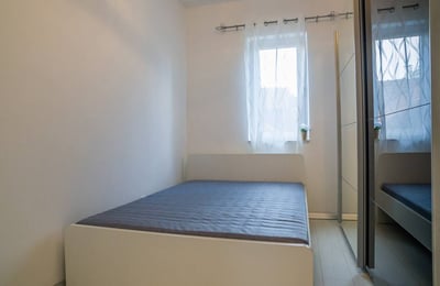 Alquiler de un apartamento luminoso de tres habitaciones cerca de una zona verde, 70 m², Belgrado, Voždovac, Serbia