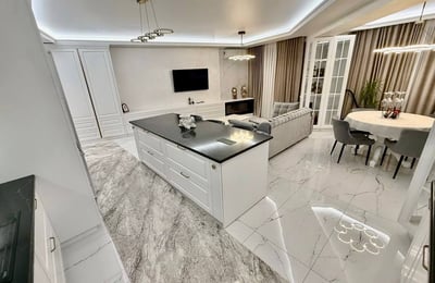 Location d’un appartement moderne et neuf de trois pièces en centre-ville, 90 m², Chișinău, Moldavie