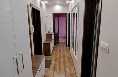 Miete einer geräumigen Dreizimmerwohnung im Stadtzentrum, Burgas, Bulgarien