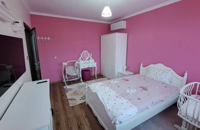 Miete einer geräumigen Dreizimmerwohnung im Stadtzentrum, Burgas, Bulgarien
