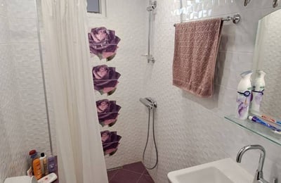 Miete einer geräumigen Dreizimmerwohnung im Stadtzentrum, Burgas, Bulgarien