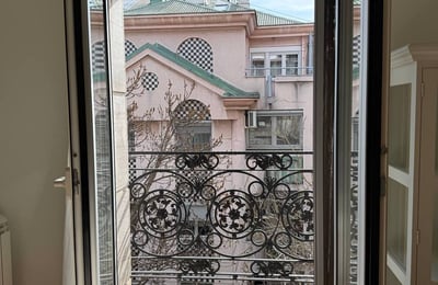 Rent of a bright 3-room apartment, 54 m², in a new building in the center of Belgrade, Serbia