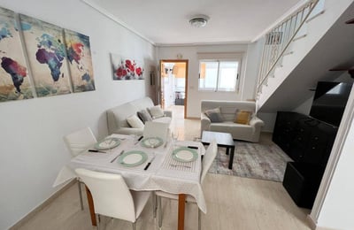 Location d’un duplex de 95 m² avec 2 chambres et piscine à Torrevieja, Espagne