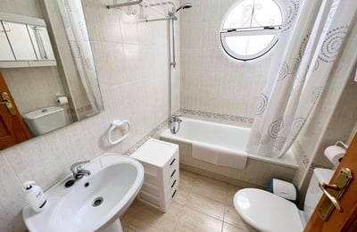 Location d’un duplex de 95 m² avec 2 chambres et piscine à Torrevieja, Espagne