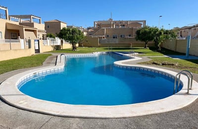 Location d’un duplex de 95 m² avec 2 chambres et piscine à Torrevieja, Espagne