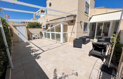 Location d’un duplex de 95 m² avec 2 chambres et piscine à Torrevieja, Espagne