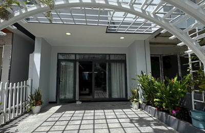 Аренда современного дома с 3 спальнями, 270 м², запад Нячанга, Вьетнам