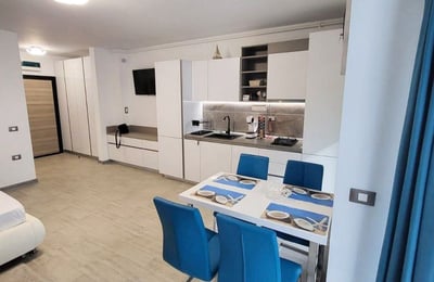 Location d’un studio lumineux avec balcon, Mamaia Sat, Roumanie