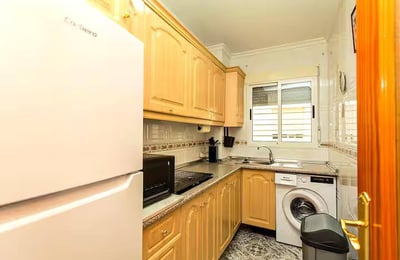 Alquiler de acogedor y soleado apartamento de dos habitaciones con balcón, Torrevieja, España