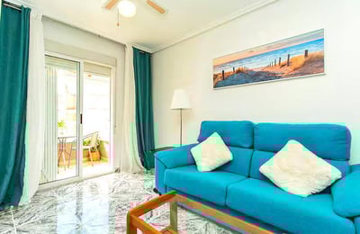Alquiler de acogedor y soleado apartamento de dos habitaciones con balcón, Torrevieja, España