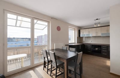 Alquiler de apartamento amplio de cuatro habitaciones con balcón, 95 m², Targówek, Varsovia, Polonia