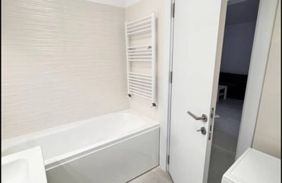 Location d’un appartement neuf et meublé avec balcon, Bucarest, Roumanie