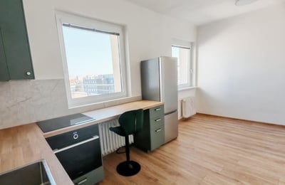 Apartamento luminoso y amueblado 52 m² con terraza en alquiler en Strašnice, Praga, República Checa
