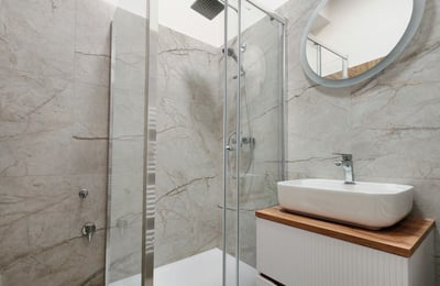 Apartamento luminoso y amueblado 52 m² con terraza en alquiler en Strašnice, Praga, República Checa