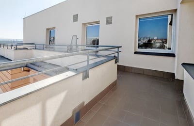 Apartamento luminoso y amueblado 52 m² con terraza en alquiler en Strašnice, Praga, República Checa