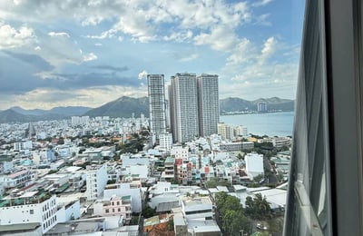 Geräumige möblierte wohnung mit blick auf stadt und meer zur miete, 74 м², Nha Trang, Vietnam