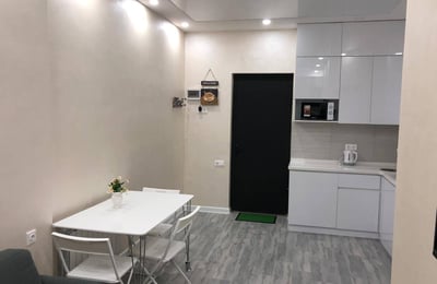 Location d’un appartement lumineux, propre et meublé avec balcon, 42 м², Batoumi, Géorgie