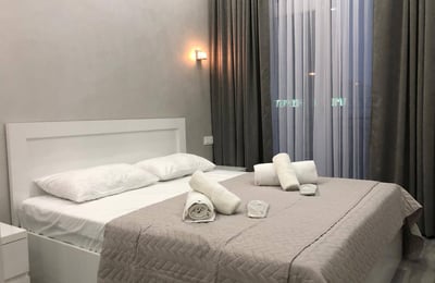 Location d’un appartement lumineux, propre et meublé avec balcon, 42 м², Batoumi, Géorgie