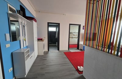 Location d’un appartement confortable et meublé avec place de parking, 64 м², Mamaia Sat, Roumanie