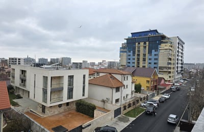 Location d’un appartement confortable et meublé avec place de parking, 64 м², Mamaia Sat, Roumanie