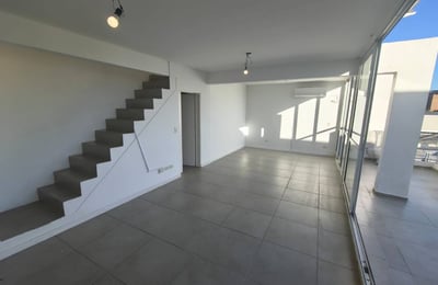 Alquiler de luminoso apartamento dúplex de 3 ambientes, Villa Urquiza, Buenos Aires, Argentina