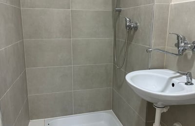 Location d'un appartement lumineux et entièrement meublé avec balcon, 47 m², Smíchov, Prague, République tchèque