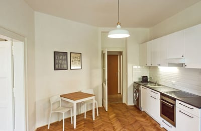 Location d'un appartement lumineux et entièrement meublé avec balcon, 47 m², Smíchov, Prague, République tchèque