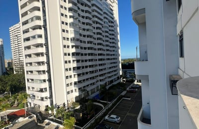 Alquiler a largo plazo de un apartamento dúplex de 3 habitaciones, 90 m², en Barra da Tijuca, Río de Janeiro, Brasil