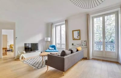 Long-term rental in Paris — 4-room 101 m² apartment with balcony and elevator in the 9th district