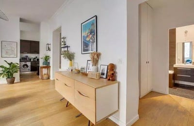 Long-term rental in Paris — 4-room 101 m² apartment with balcony and elevator in the 9th district